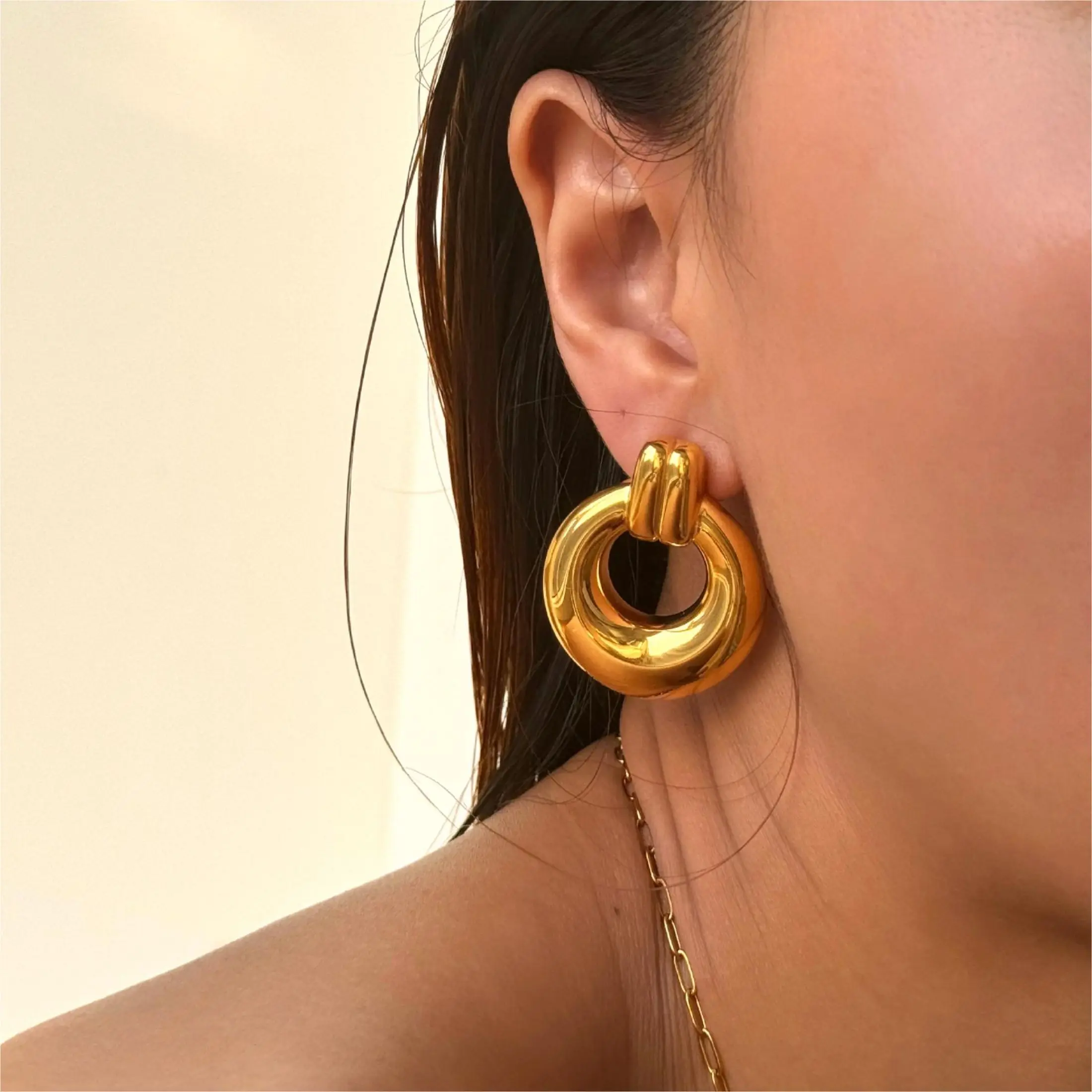 Fashionable and personalized circular interlocking design, retro stainless steel earrings, suitable for wearing in spring and su