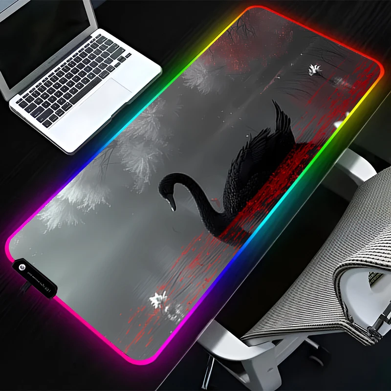 RGB LED Mauspad Gummi Cartoon Mousepad Erweiterte Pad PC Zubehör Schreibtisch Matte Rutschfeste Gaming Matten Büro Schwan HD Tastatur Pad