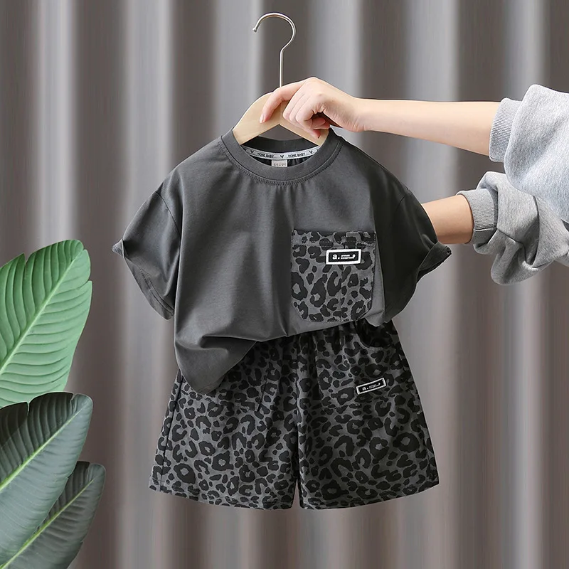 

Boys summer suit 2025 new foreign stylish fashionable children's clothes summer short-sleeved leopard print two-piece summer
