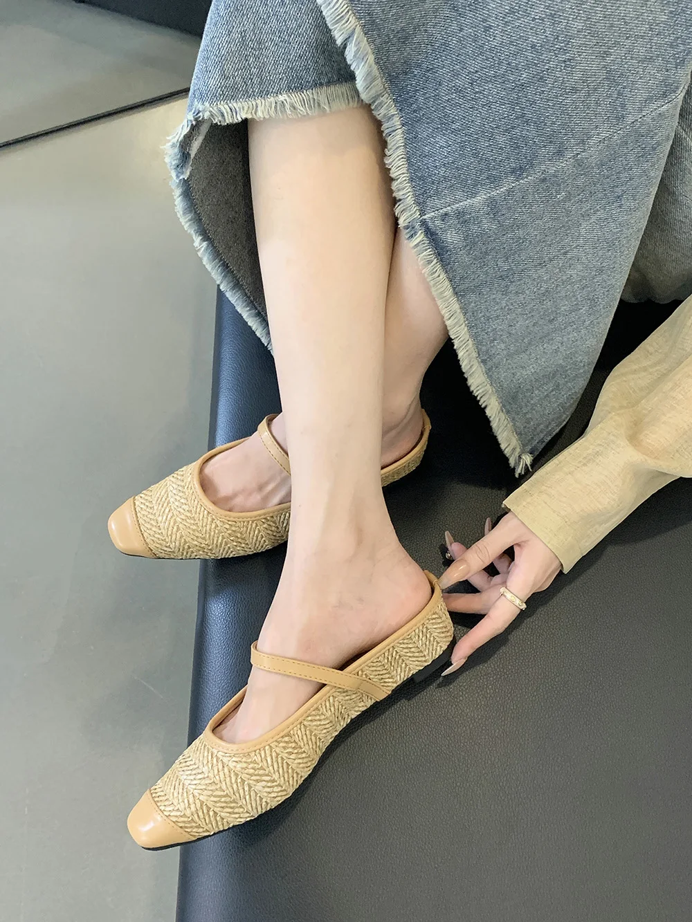 

Round Toe Women Flats 2024 New Arrivals Belt Buckle Black Beige Khaki Low Flat Heeled Weave Design Casual Outside Mules Loafers