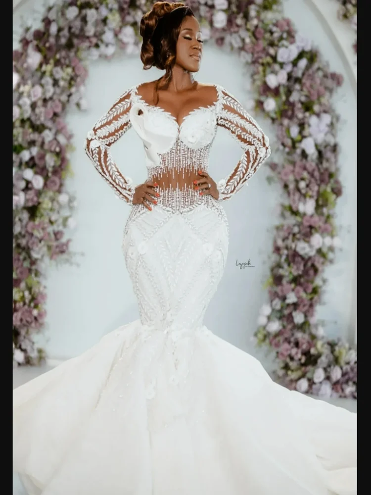 Abiti da sposa a sirena con applicazioni di perline scintillanti con collo trasparente personalizzato Sweep Train maniche lunghe Abiti da sposa Vestido Noiva africani