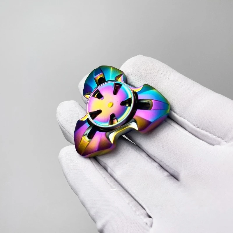 Brinquedo de descompressão de giroscópio de ponta do dedo giratório oco de três páginas de metal mecânico EDC desdentado