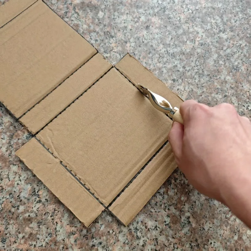 2Pcs Metal Roller Punch Creasing Tool with Durable Wooden Handle for DIY Crafts Cardboard Bending Folding