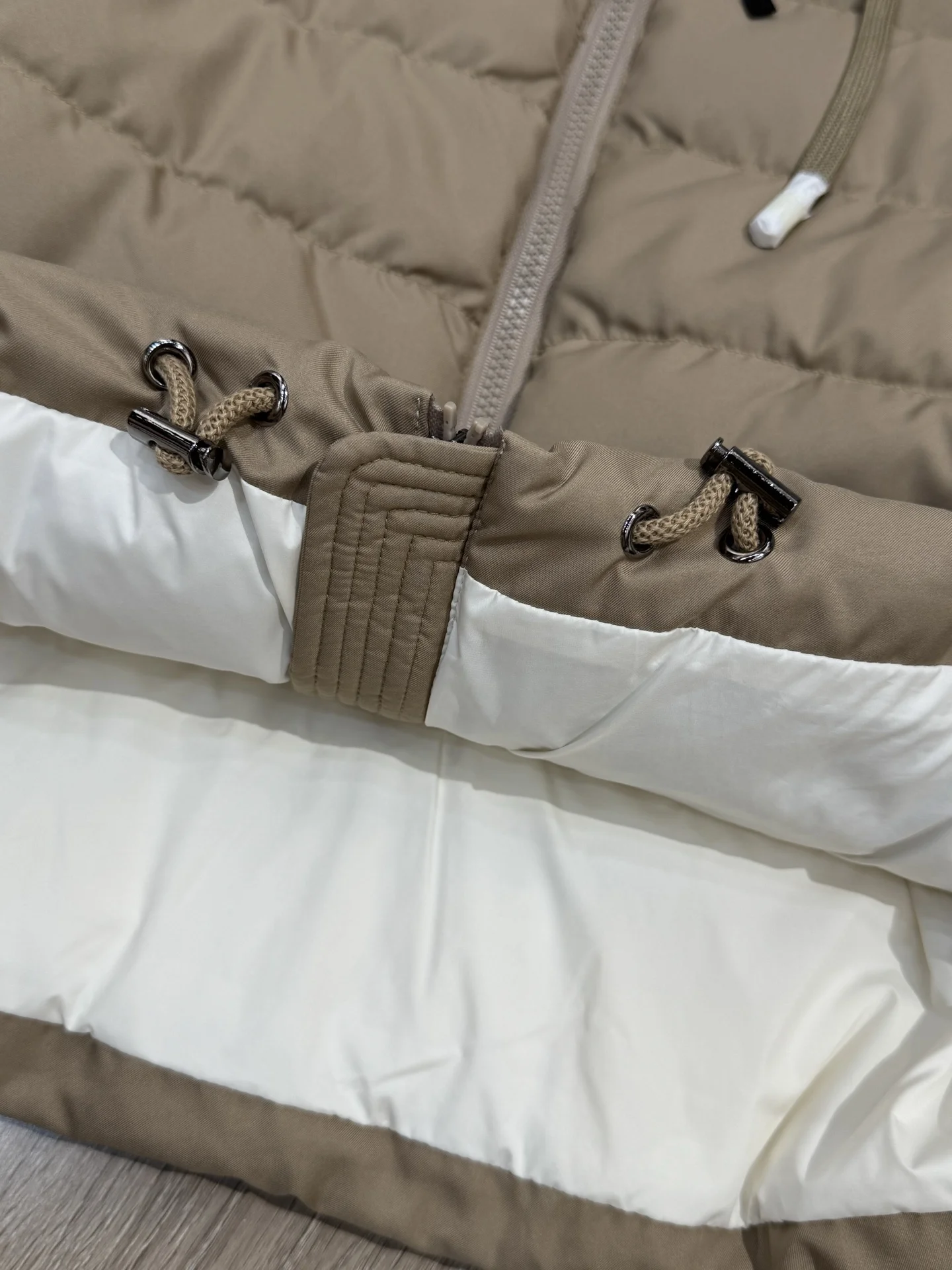 Nuovo tessuto antivento e impermeabile Piumino in piuma d'oca bianca in lana cashmere con maniche a pipistrello Stile corto