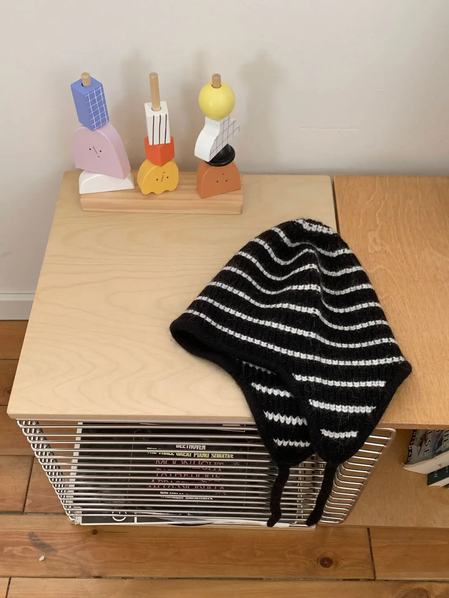 Japanische Wollmischmütze mit Streifenmuster, Schnürung und Ohrenschutz, gestrickt für Wärme im Winter, als Beanie-Mütze oder Bomber-Mütze für Damen geeignet, auch zum Radfahren. – Detail 6