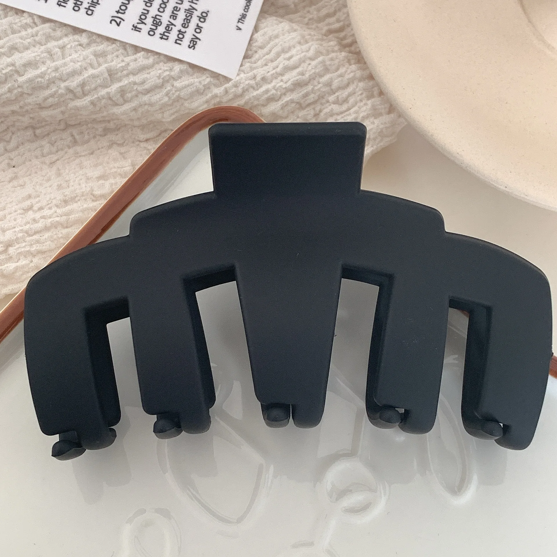 دبوس شعر نسائي أنيق بمشبك سمك القرش بتصميم هندسي غير لامع، أداة بسيطة لظهر الرأس للشعر السميك