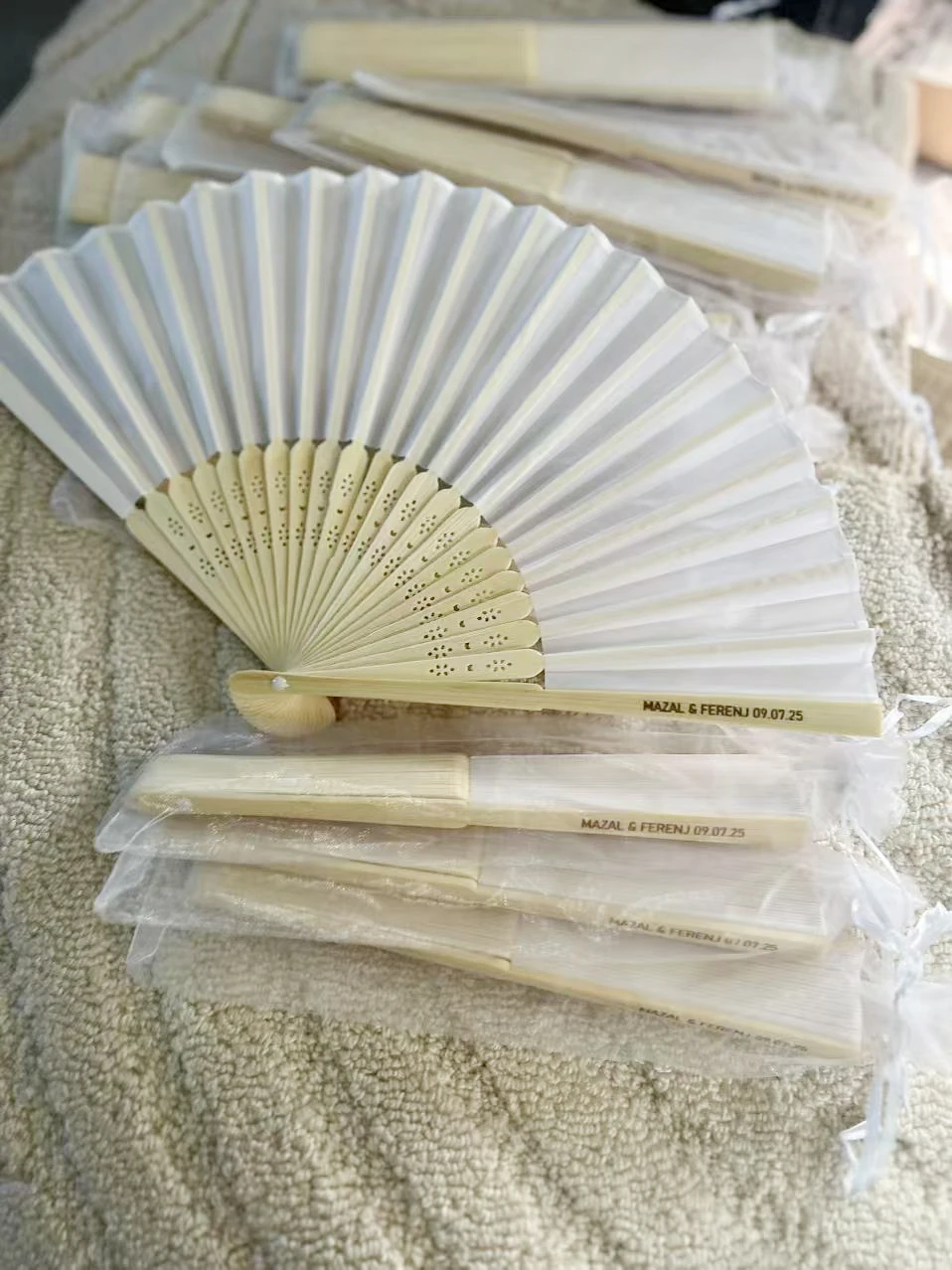 30pcs Personalized White Silk Hand Fans With Organza Bag, Wedding Folding Hand Fan, Party Favors Gifts For Guests Cheap