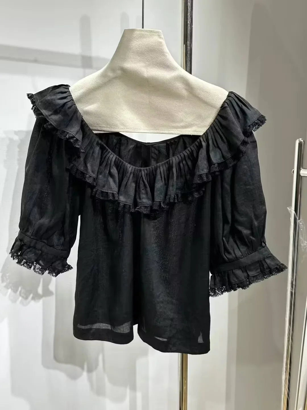Camisa informal de mujer en blanco o negro, blusa holgada de moda de manga corta con cuello redondo y volantes bordados de encaje
