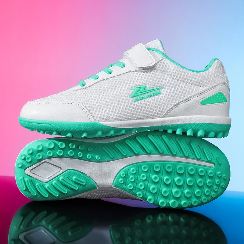 

Пара детских футбольных бутс с мягкой и удобной верхней частью, а также нескользящей и износостойкой подошвой MZ-688.