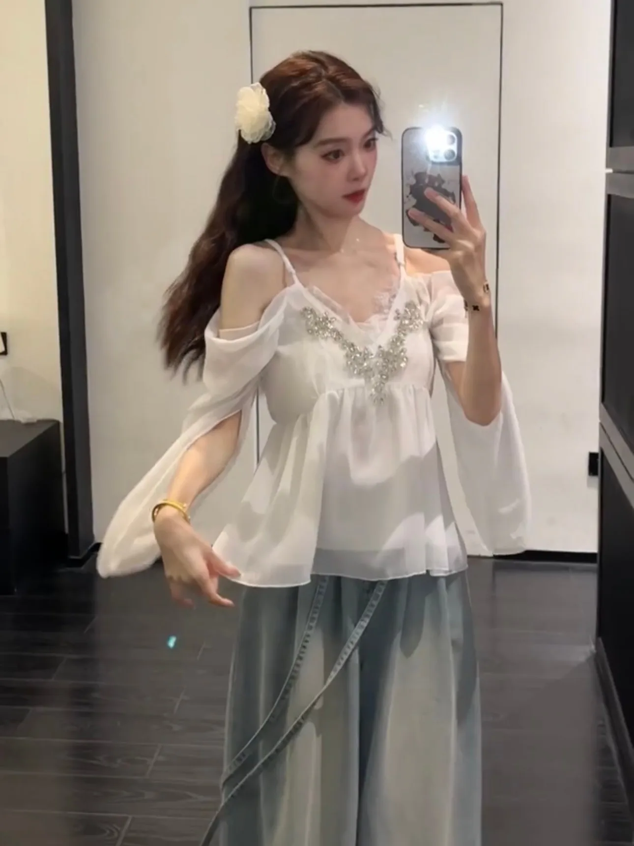 

Женский топ с открытыми плечами и кружевом, украшенный стразами, весенняя мода, эффект омоложения, миниатюрный крой