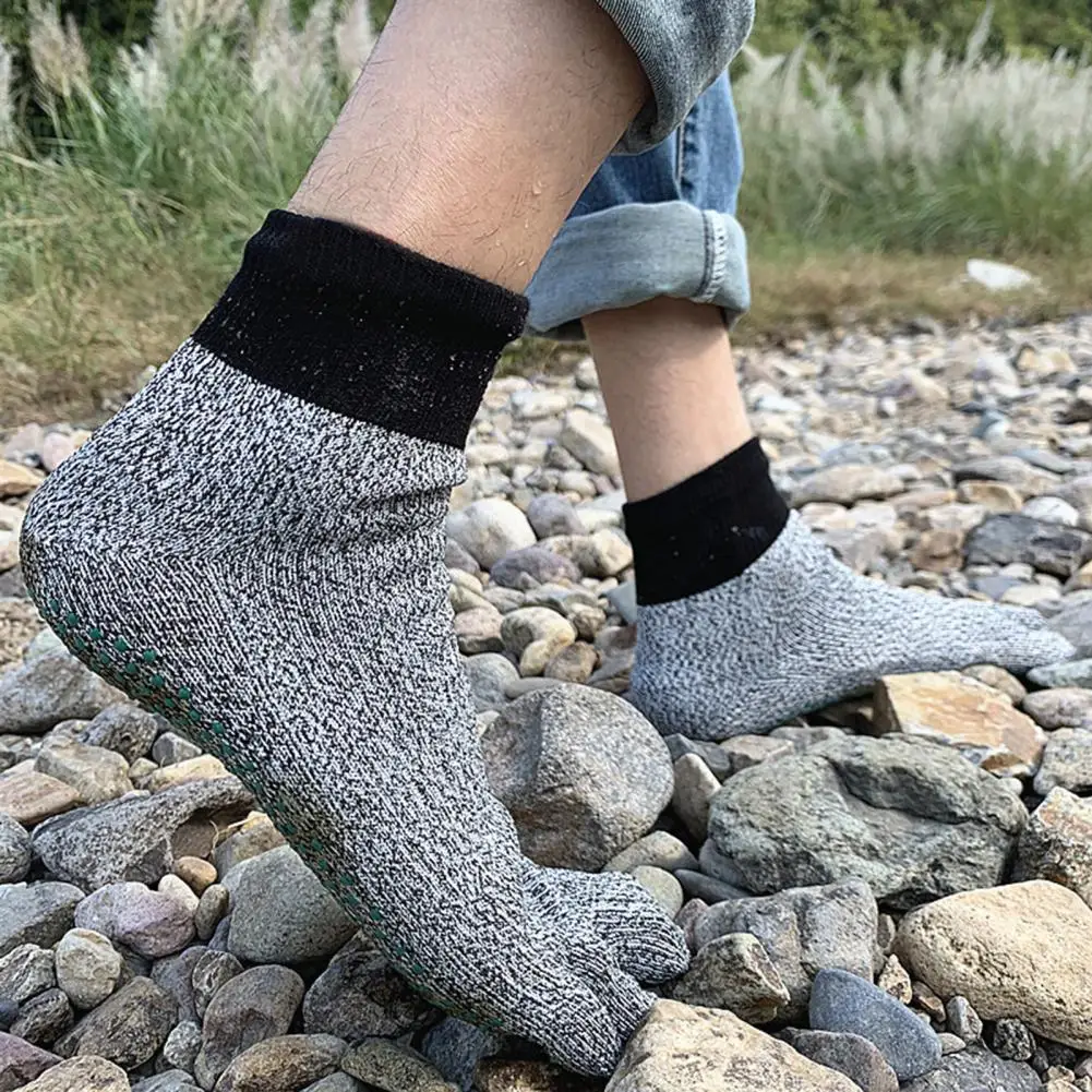 Barefoot Socks Barefoot Grounding Socks for Outdoor Activities Cut-resistant Five Toes Socks with Non-slip Gripper for Men