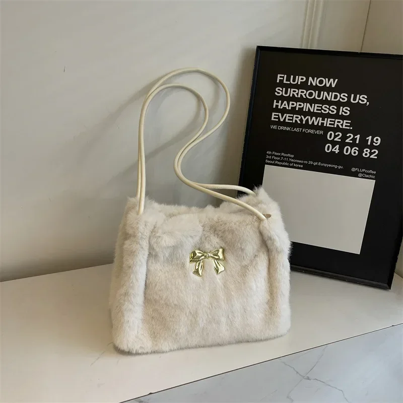 

Меховая сумка подмышки, новинка 2025, большая вместительная нишевая дизайнерская модная повседневная сумка на плечо Bolsa Feminina