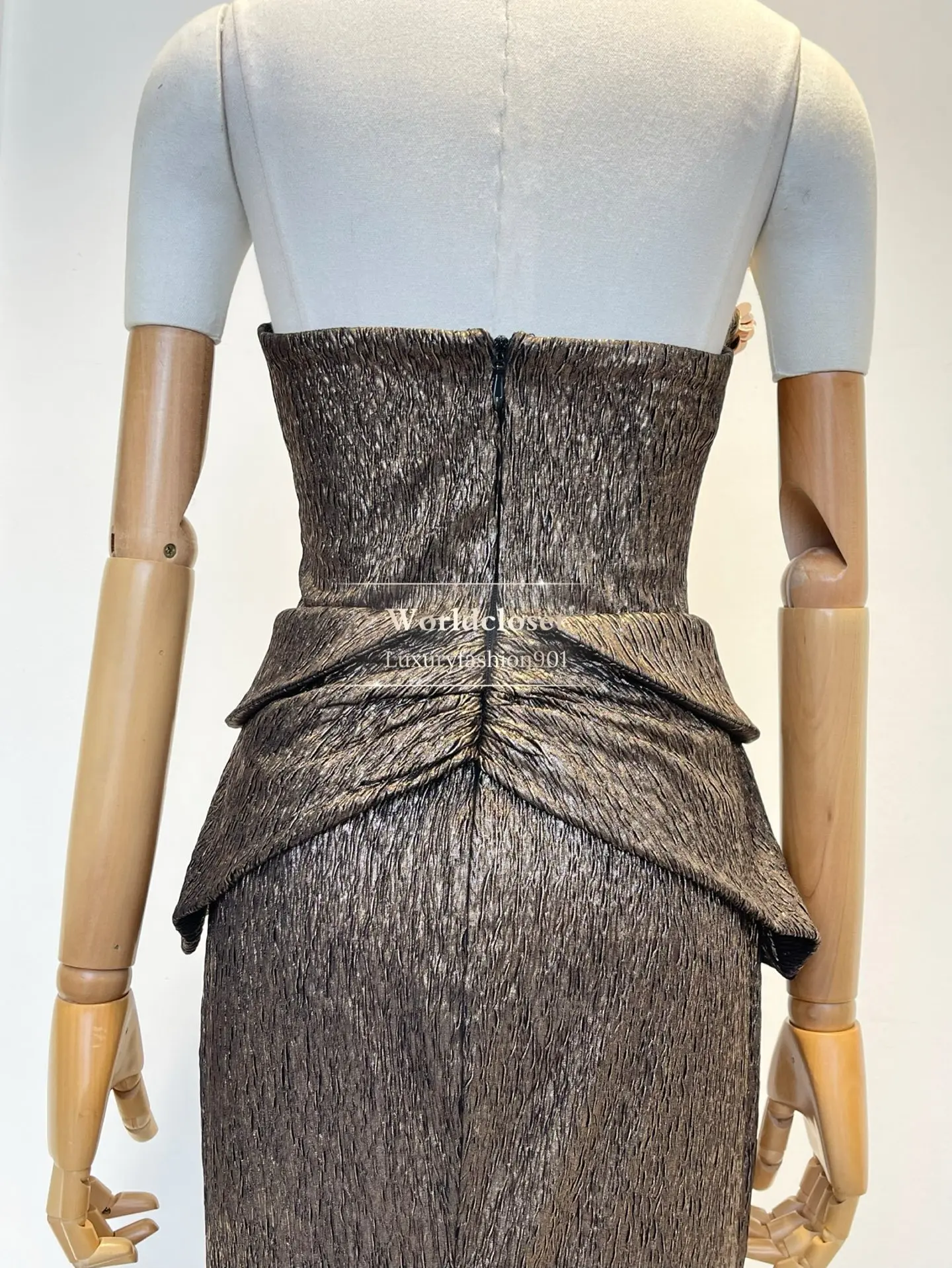 فستان ماكسي جديد جميل باللون الأسود والبني بدون أكمام واللؤلؤ والزهور المرقعة