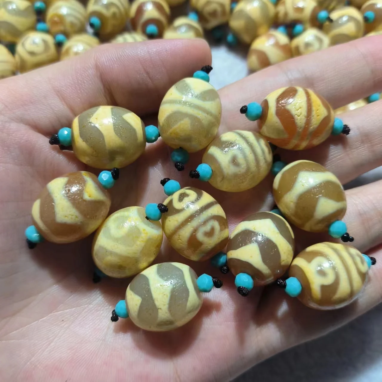 

1pcs/lot Natural Old Agate Dzi weathered pattern bright yellow soft Collection Various patterns precious accessories gem jewelry