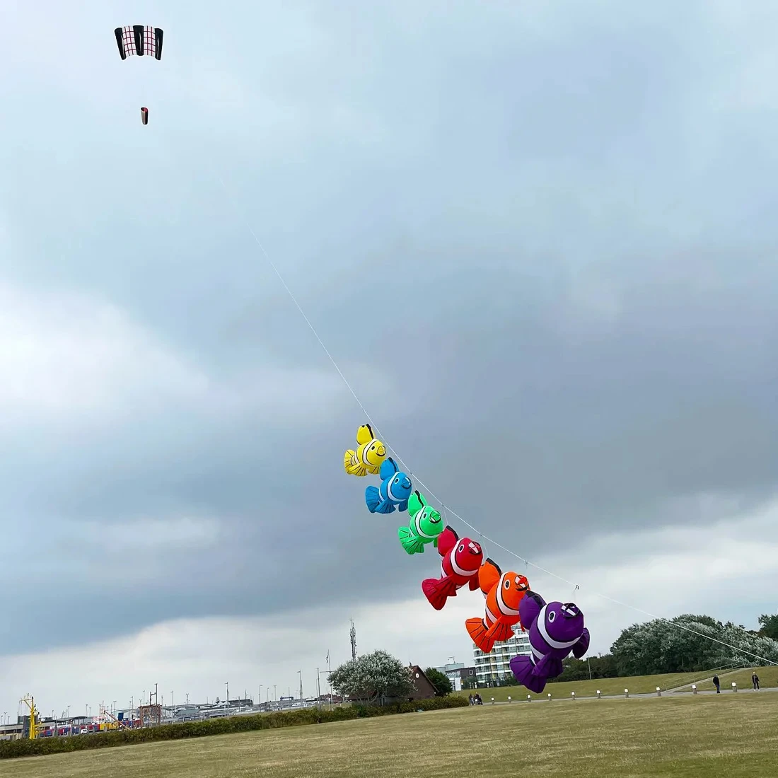 Línea de cometa de pescado suave 30D, 7 colores, 2,45 m, colgante de lavandería, espectáculo inflable, cometas para Festival, tela de nailon Ripstop