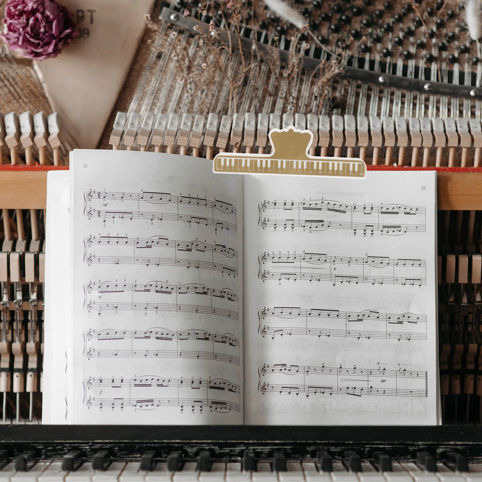 

5Pcs Music Book Clip Heavy Duty Score Holder Easy Turn Pages One Hand Use Ideal for Piano Guitar Reading Music Score Clip