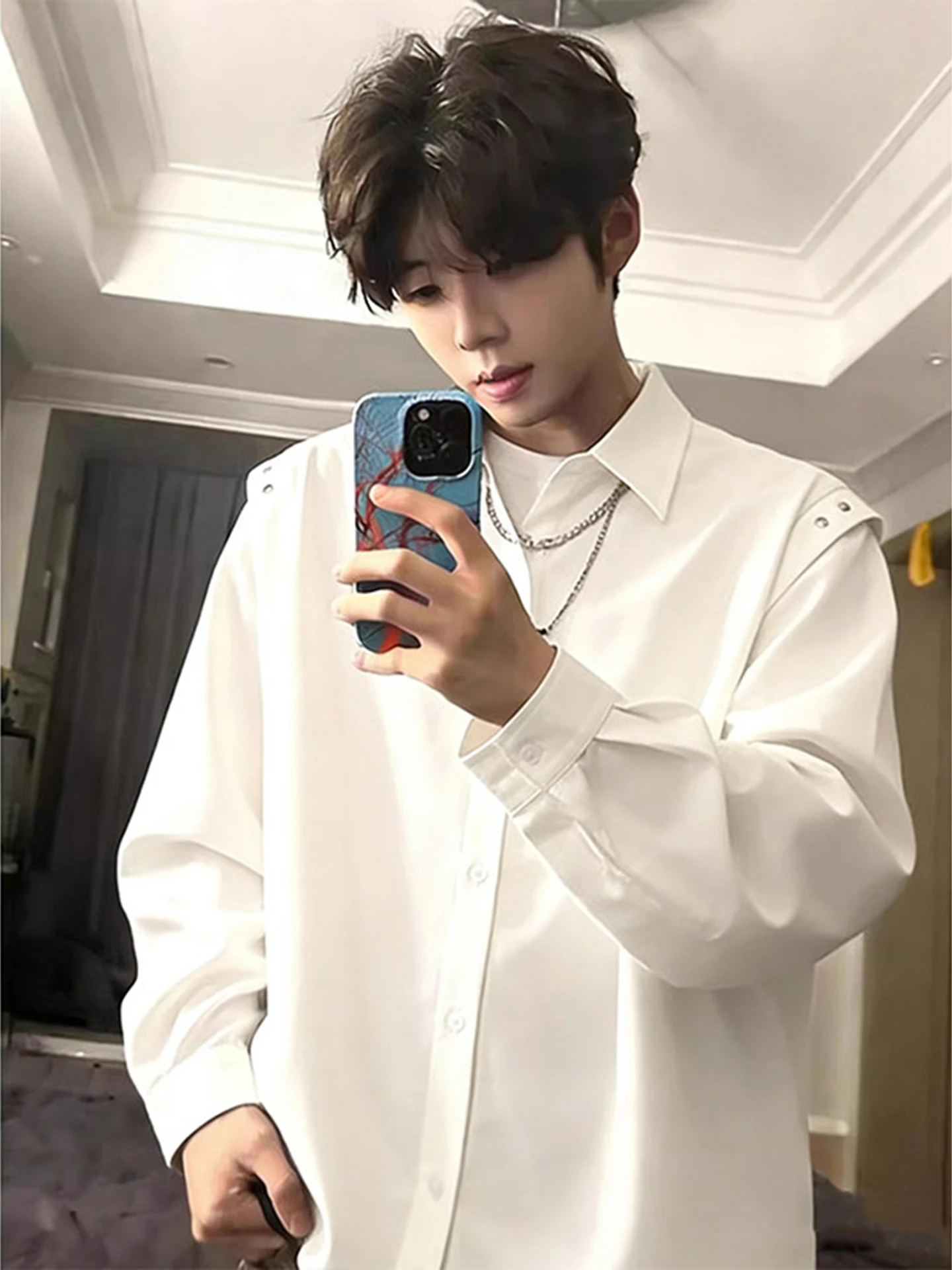 

Белая мужская рубашка с длинным рукавом и металлической цепочкой, весенняя модная повседневная модель свободного кроя из дышащего полиэстера, приятная к коже