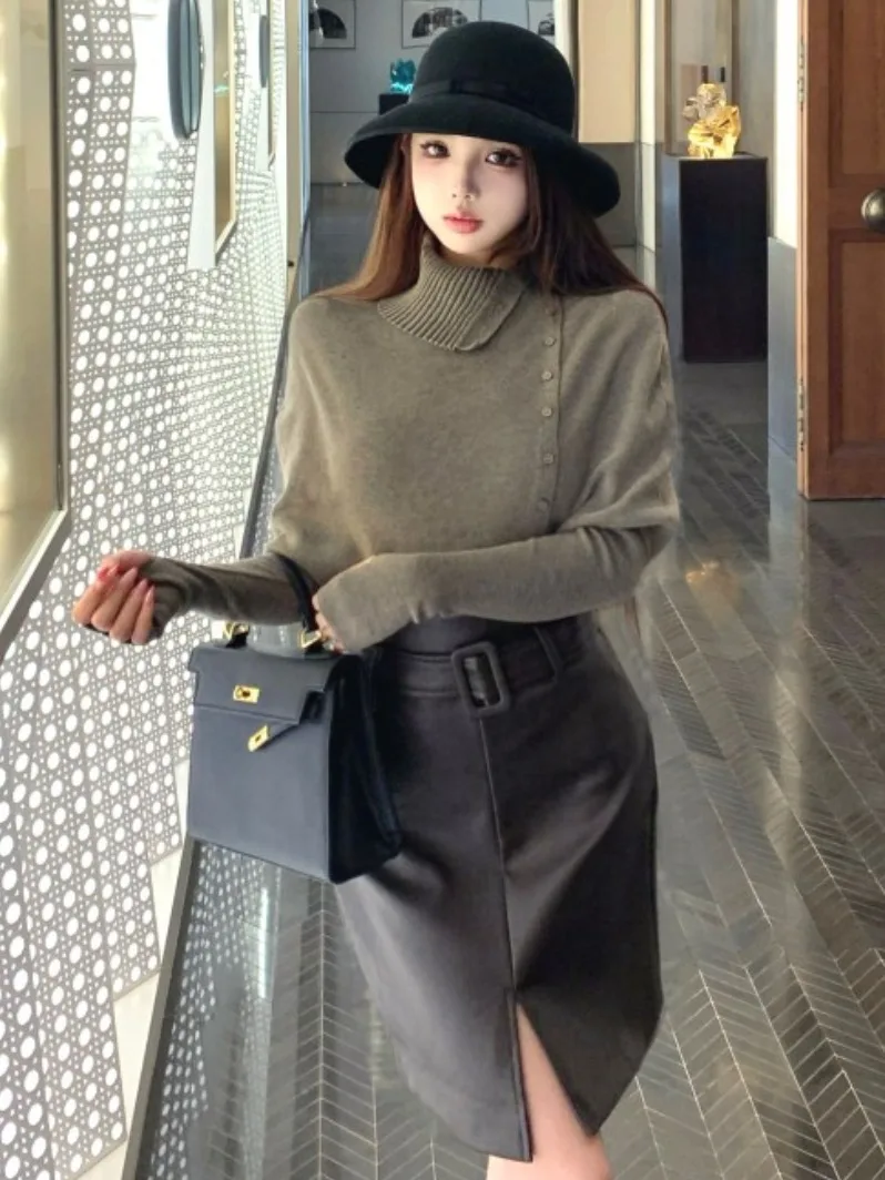 

Ретро-комплект: облегающий вязаный свитер с высоким воротником и длинными рукавами, а также облегающая юбка с высокой талией. Модный комплект 2026 года.