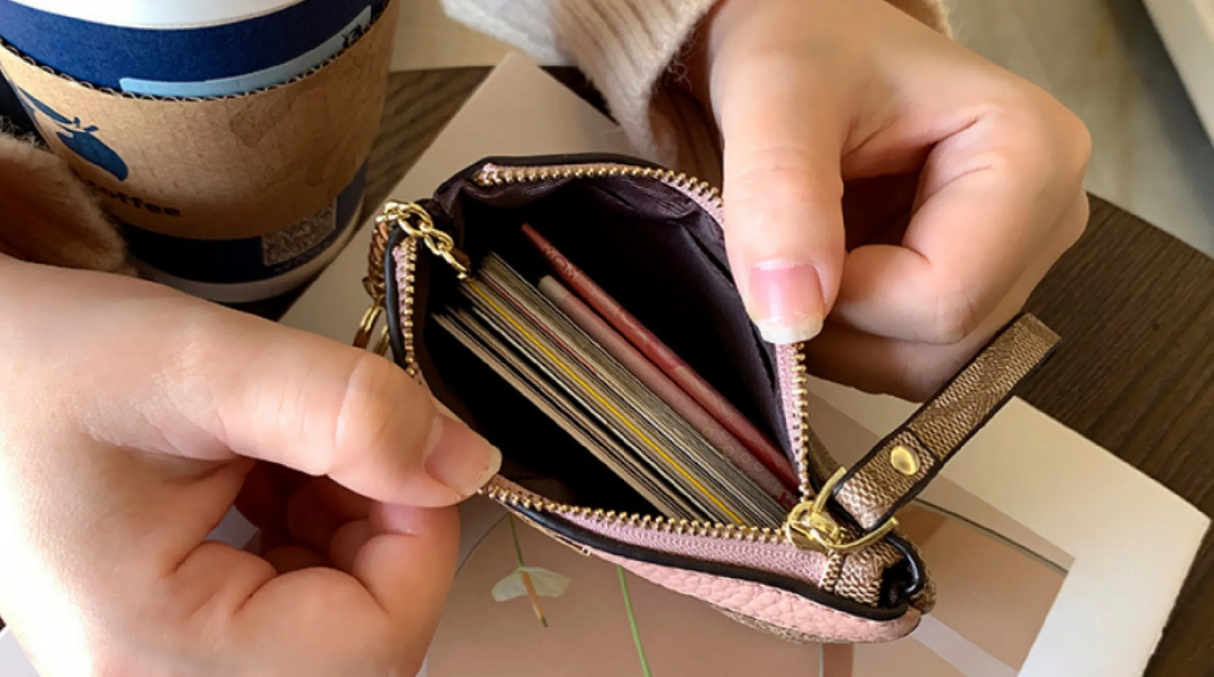 2026 Neue Klassische Kleine Geldbörse mit Blumenmuster, Damen-Mini-Geldbörse, Münzbeutel, Kleingeldtasche, Leder-Geldbörse, Aufbewahrungstasche, Kartentasche – Detail 8