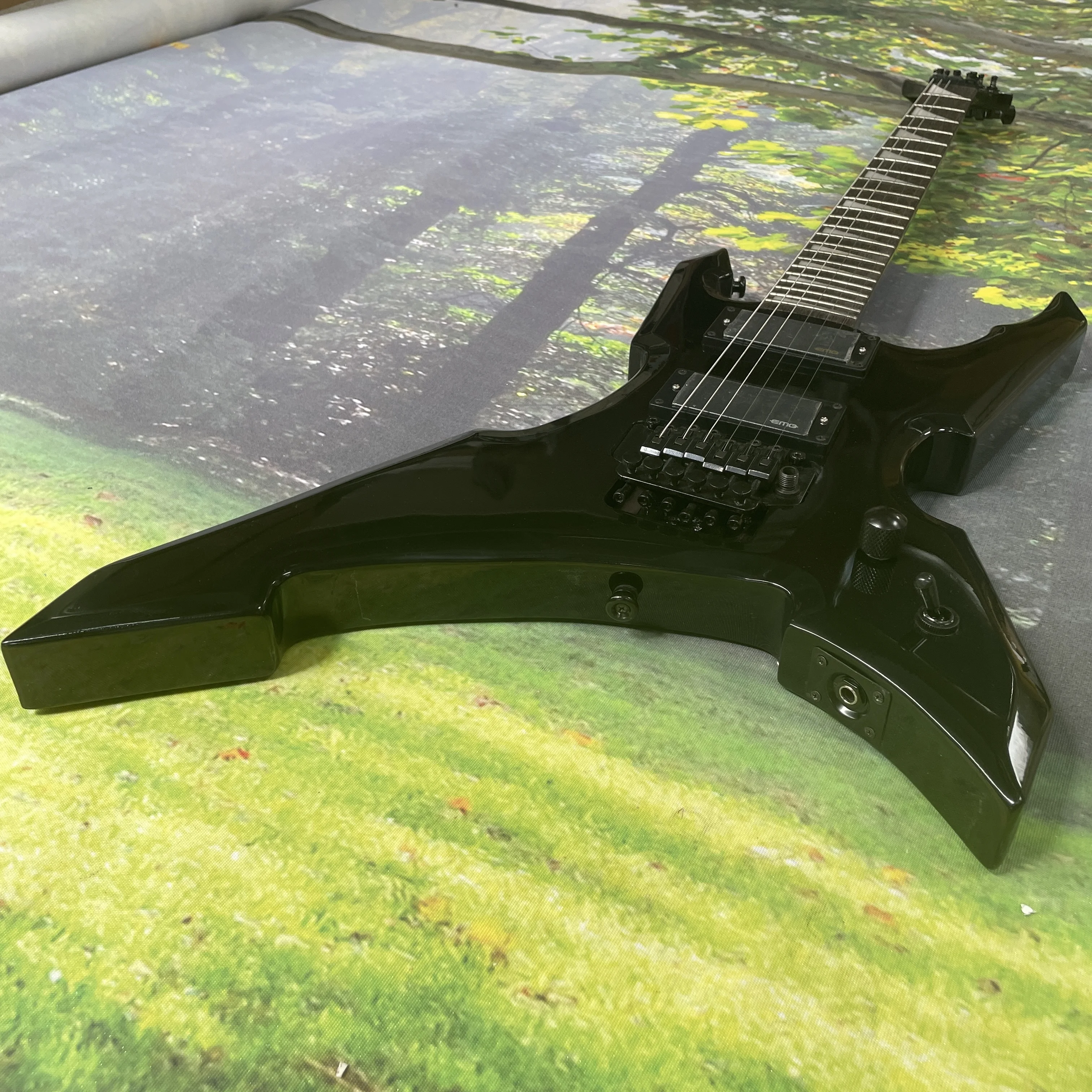 جيتار كهربائي أسود غير منتظم مكون من 6 أوتار جيتار أجهزة سوداء