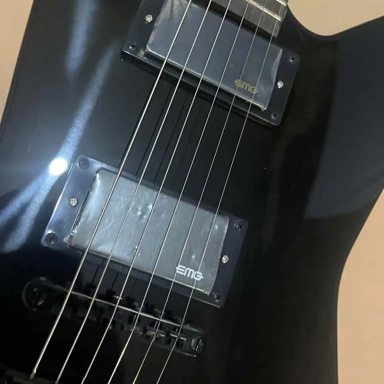 In stock, 6-chord shaped electric guitar, black body, black hardware accessories, with real shipping pictures. Order and ship im