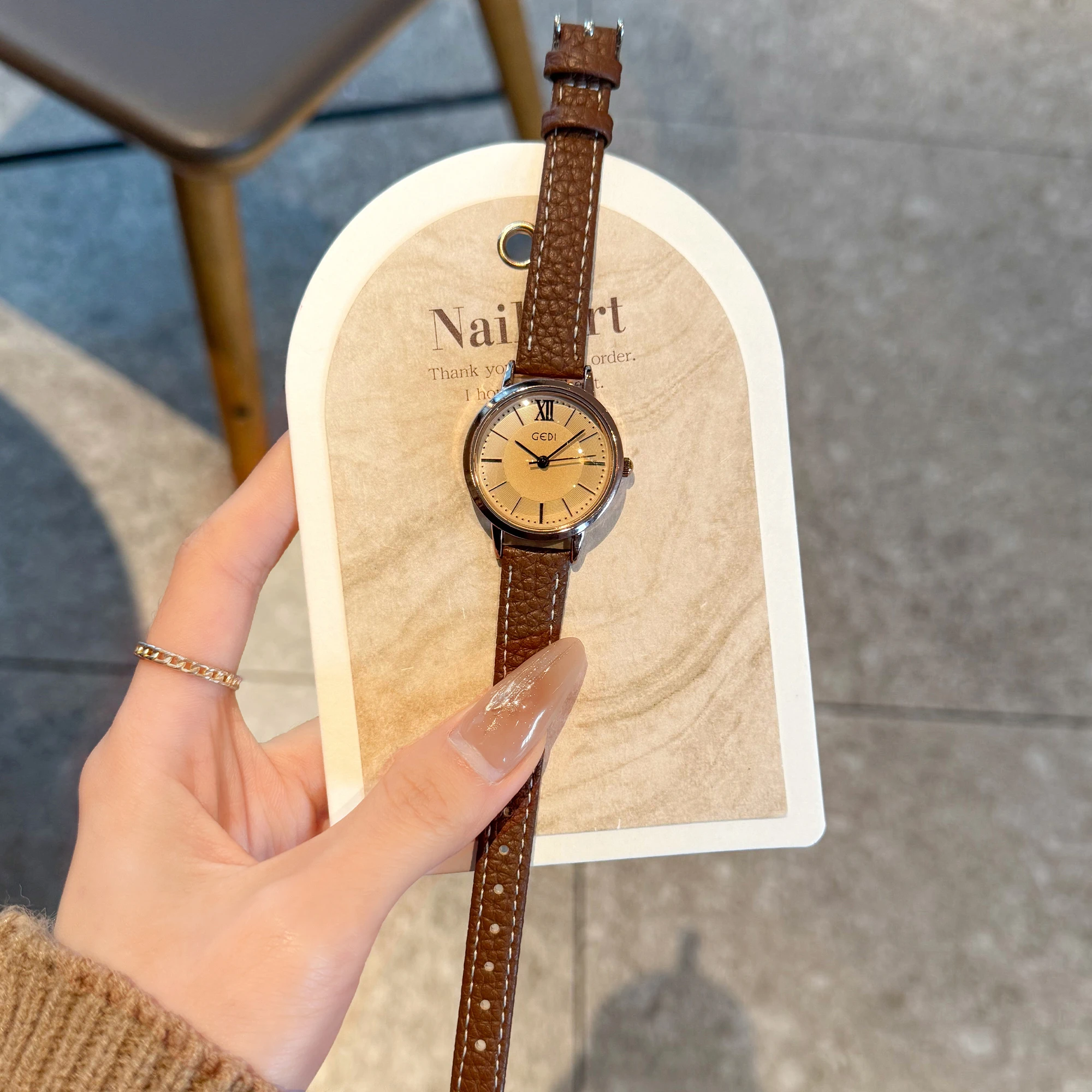 ساعة نسائية، صغيرة ورائعة، ريترو، مزاج أدبي وبسيط، 2025 ساعة كوارتز جديدة، ساعة نسائية ستانلس ستيل