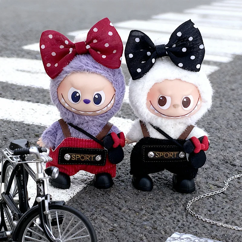 ل Labubu 4.0 ملابس الاطفال الأسود والأحمر بارد 10 سنتيمتر الجيل الرابع Labubu وزرة المخفية كلمة المرور الملابس فقط لا دمية هدية