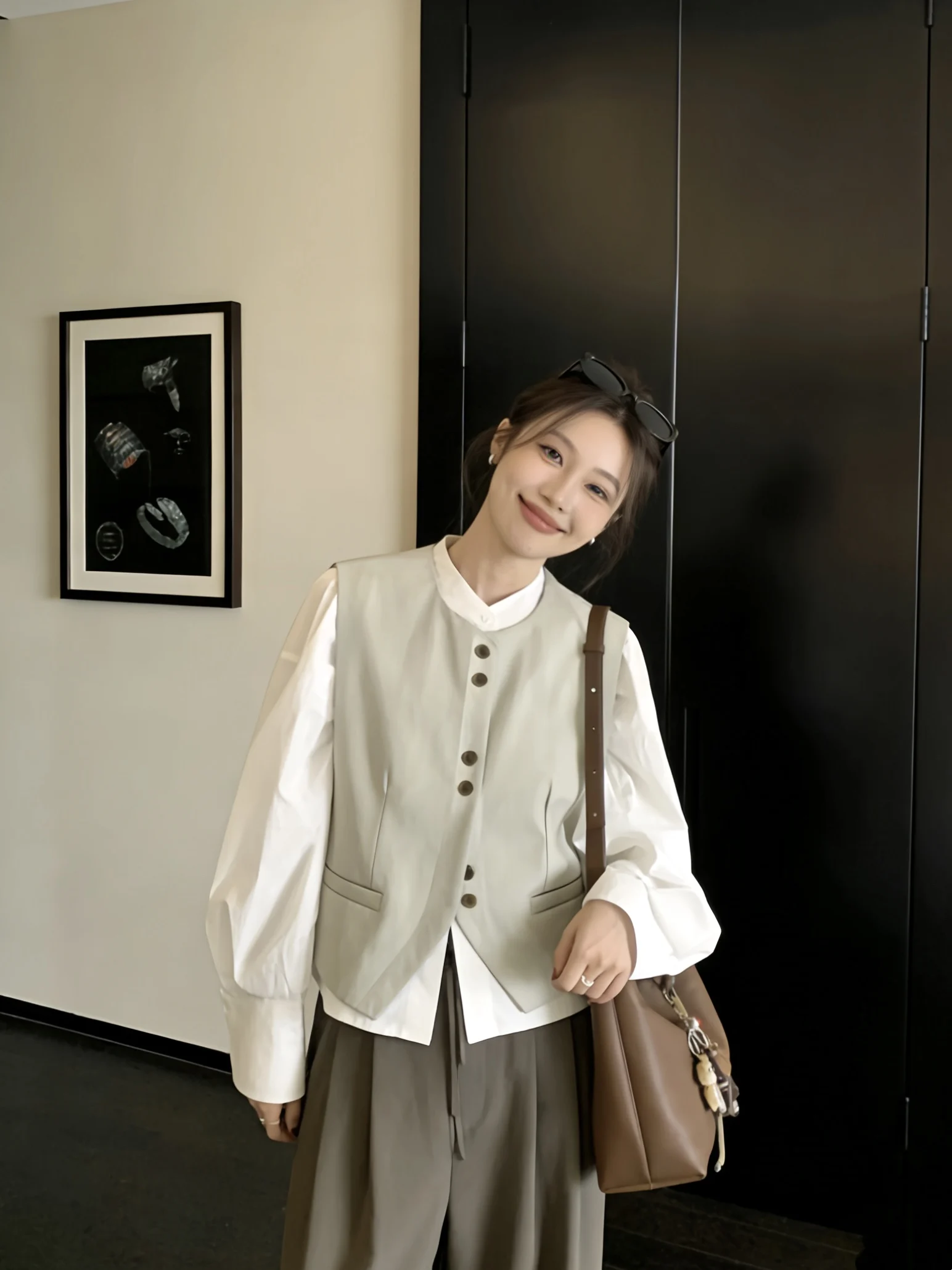 

Ретро-корейский женский жилет с круглым вырезом, кардиган, весенняя коллекция, простой универсальный утягивающий эффект, верхняя одежда для многослойных образов, модный тренд