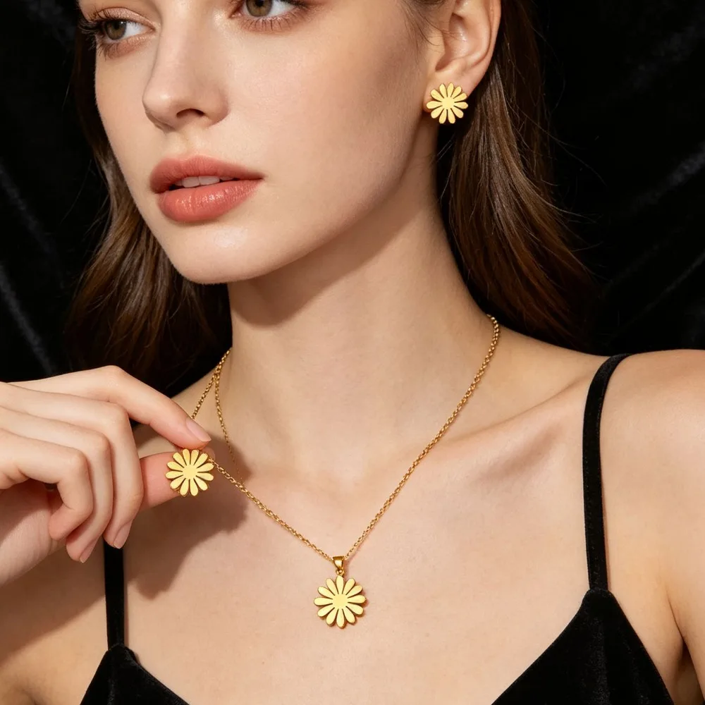 Sweet Daisy Flower Stainless Steel Choker Necklace, Gold Tone Charm Upscale Fashion Jewelry for Women