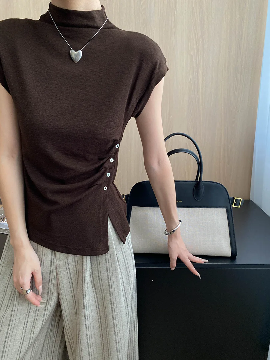 

Design inspired side button slit half high collar waist cinching slimming short sleeved T-shirt