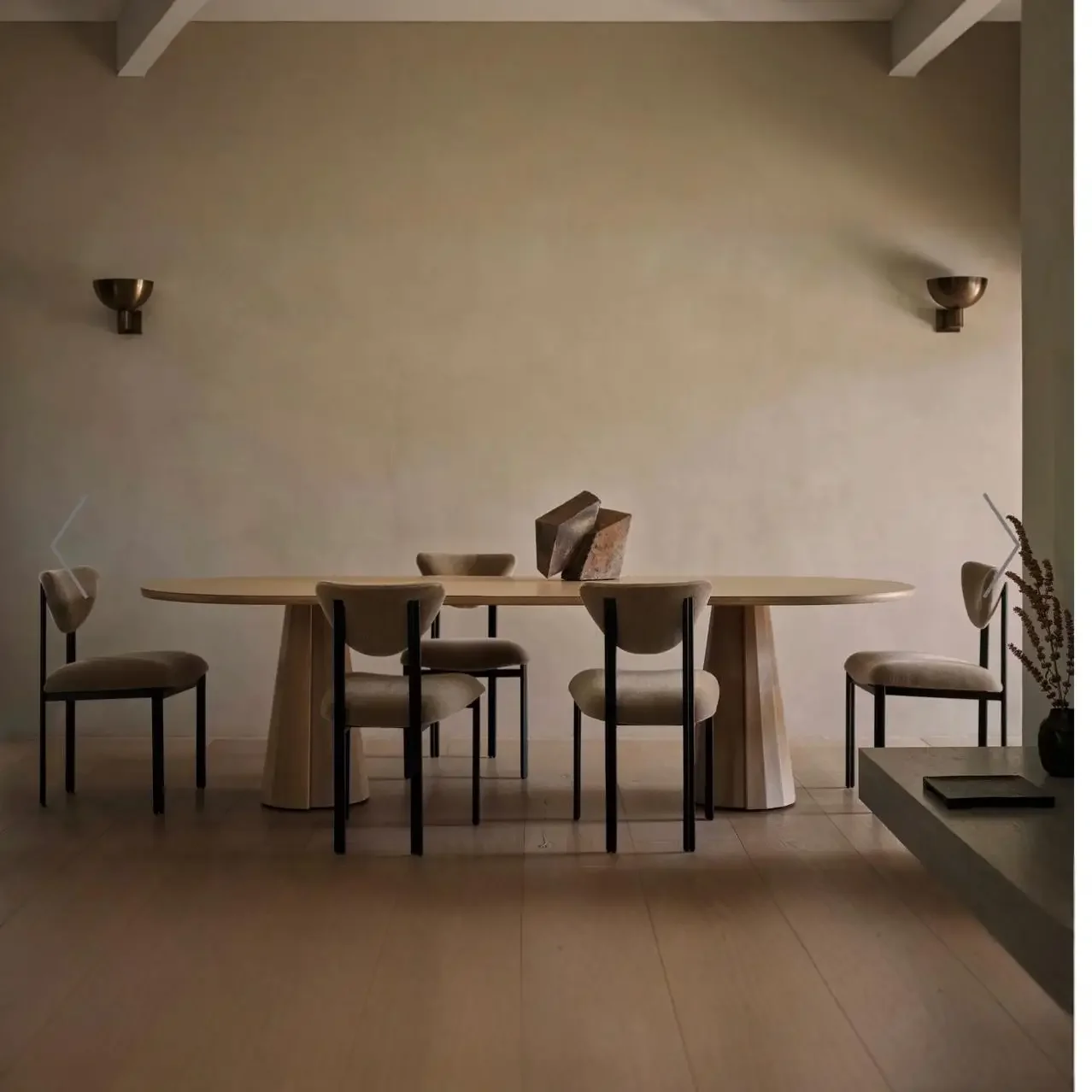 كرسي طعام مريح مصنوع من نسيج الصوف المعدني والخشب الفرنسي المستعمل