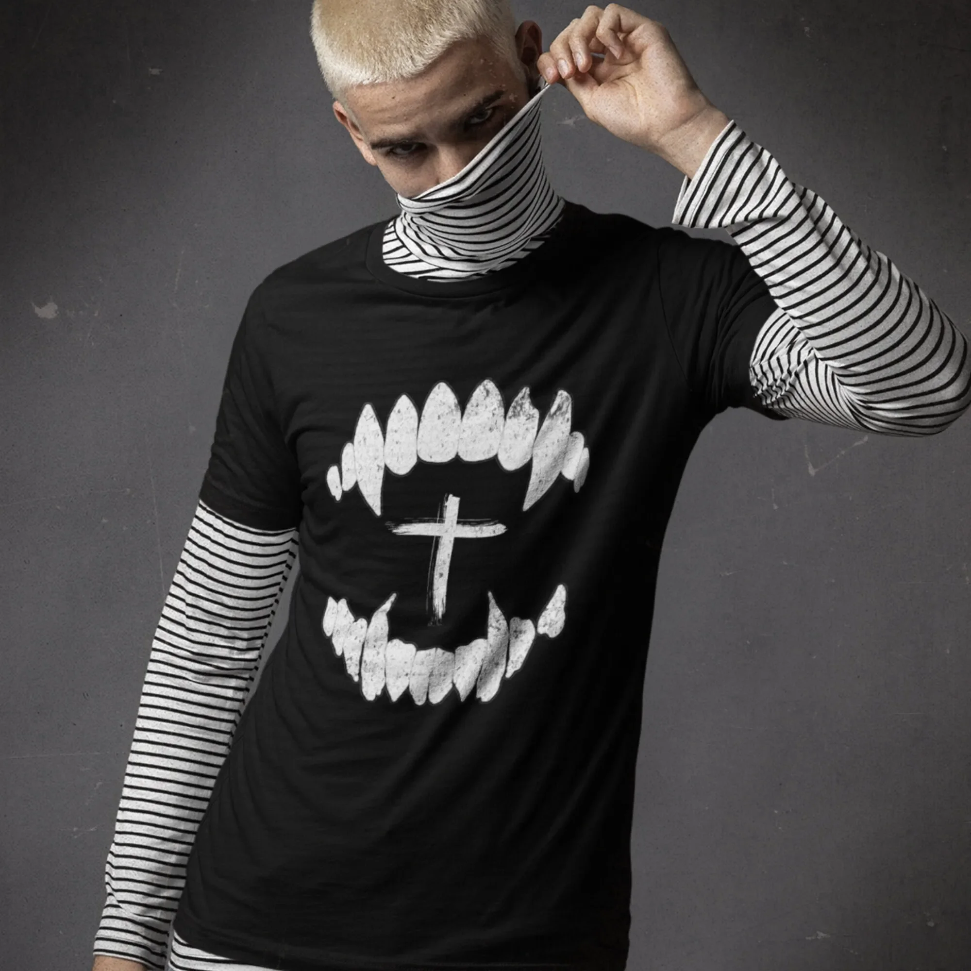 Camiseta Feminina Plus Size com Estampa de Presas de Vampiro, Estilo Soft Grunge, Assustadora, Horror, Gótica, Cruz, Nu Goth, Roupa Alternativa para S