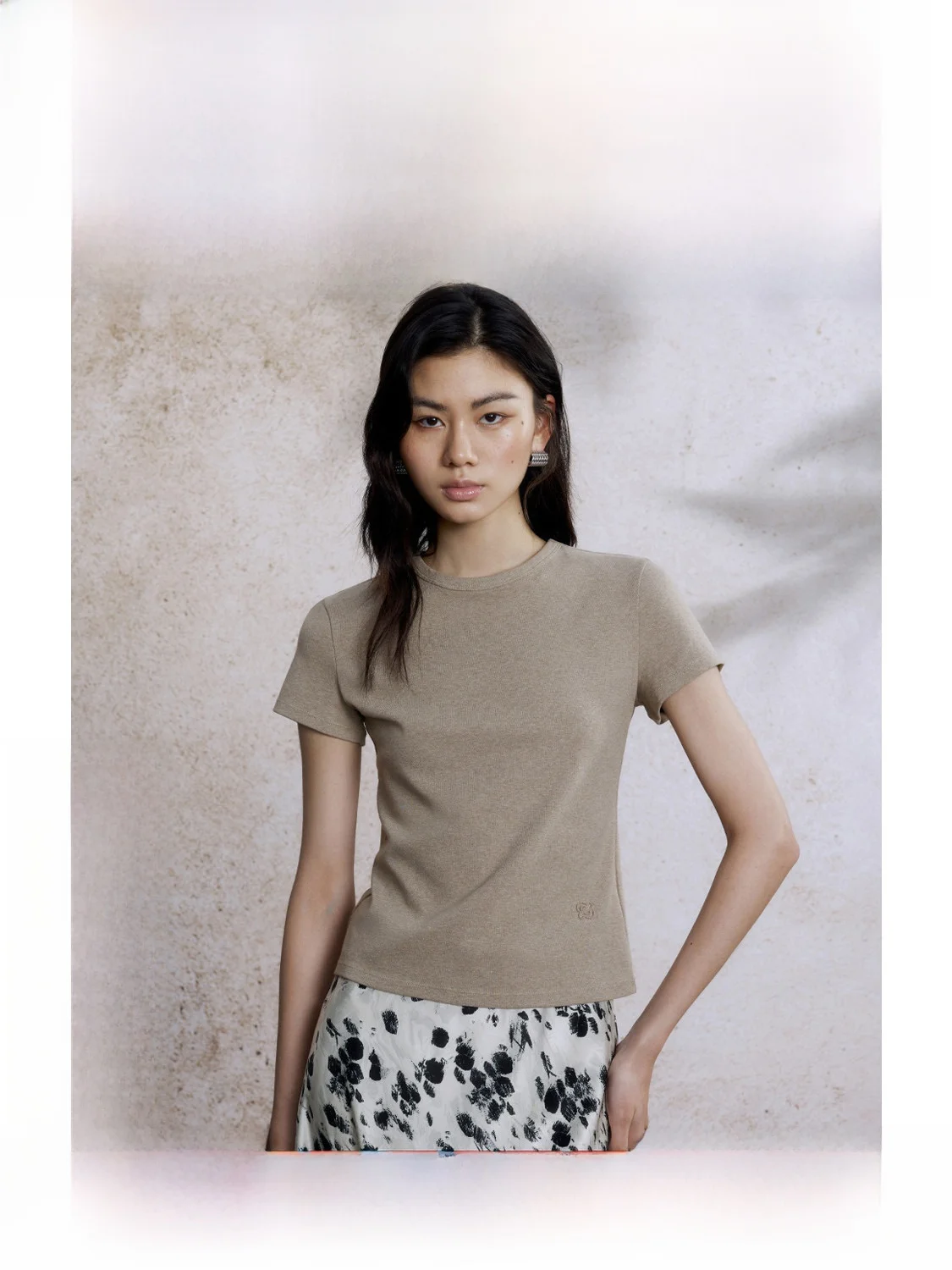 

Женская повседневная футболка ZhiZhi с коротким рукавом, приталенная, классическая, из смесового хлопка, с круглым вырезом, для города, модная