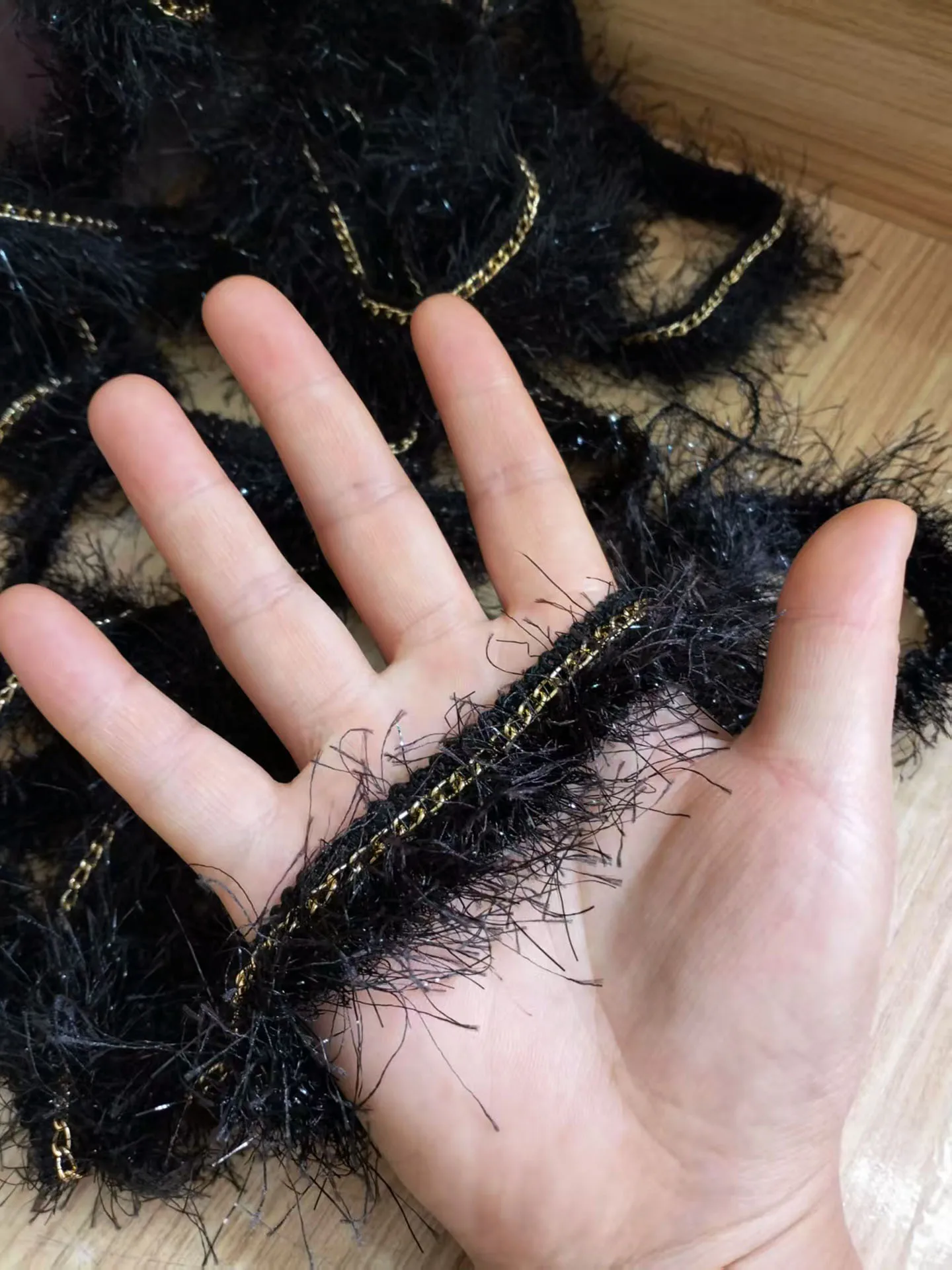 3 Meter langes schwarzes Kunstfeder-Quastenband für Kleidung, DIY-Zubehör – kleiner Duft-Stil, flauschige Kante mit goldener Metallkette – Detail 3