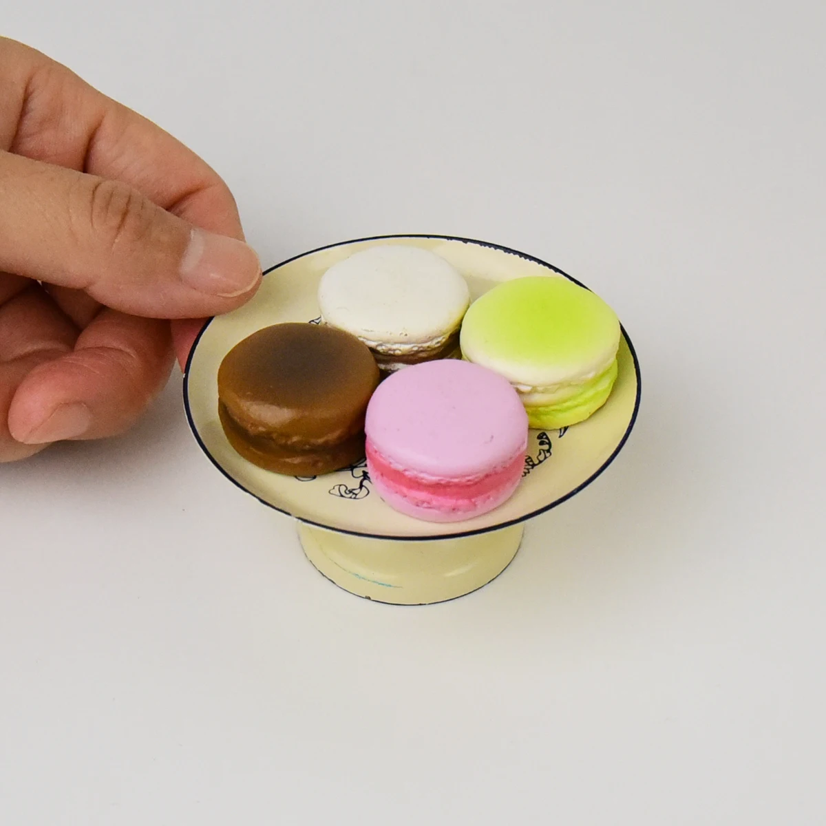 1:6 Miniature Simulation Snack Accessories, Iron Plate with 4 Macarons, Mini Decorative Ornaments