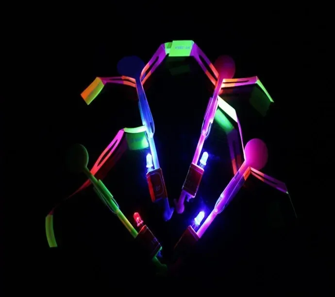 [Funny] 1200PCS/lot LED Amazing flying arrows helicopter umbrella light parachute Outdoor luminous Flash dragonfly kids baby toy