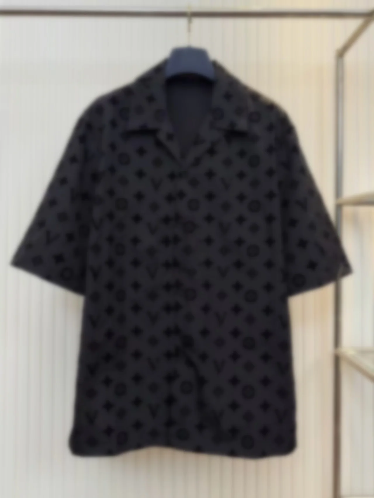 

Новая женская вязаная рубашка из вельвета с принтом, белая с синим, с коротким рукавом, свободного кроя, с воротником, для делового и повседневного стиля, коллекция 2025 года