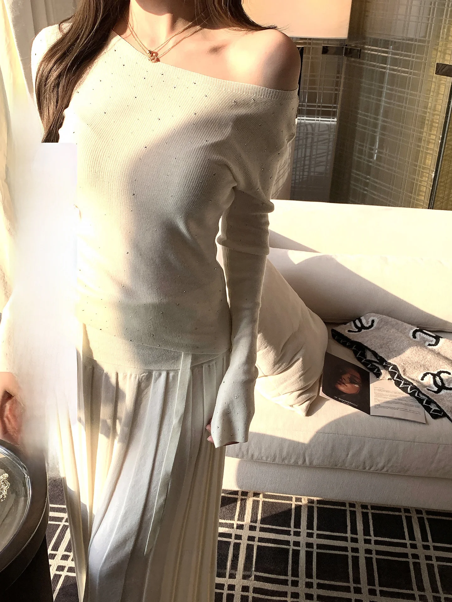 

Yuyuel Women's Slim Fit Knitwear Diamond Paved Base Layer Top Fashionable Korean Style Spring Commute Essential