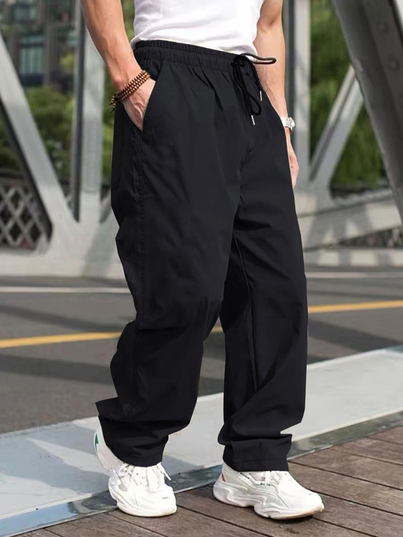 Herren Cargo-Hose in Uni-Farbe mit Taschen und Kordelzug, Regular Fit, Lässige Modehose für den Alltag, Herren-Unterbekleidung – Detail 4