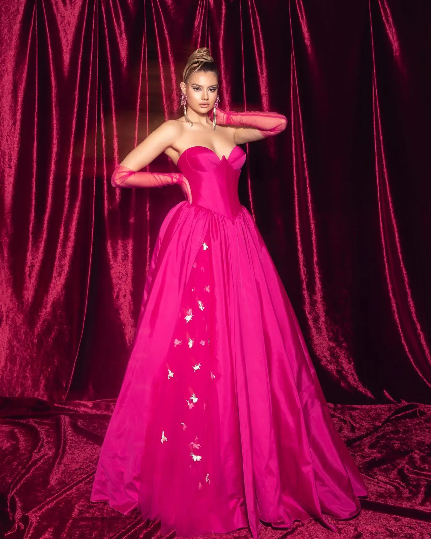 أزياء الساتان ثوب مسائي طويل ساحر بدون حمالات شبكة يزين فستان ماكسي فاخر منتفخ التفتا الصيف فستان حفلة موسيقية