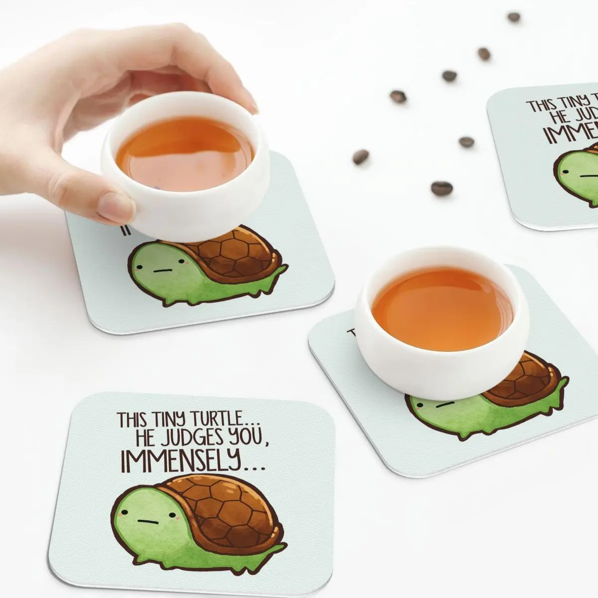 

Эта черепаха.. Он судить тебя Подставки Кожаные салфетки Изоляционные кофейные коврики для дома Кухня Обеденные подушечки Набор из 4 шт.