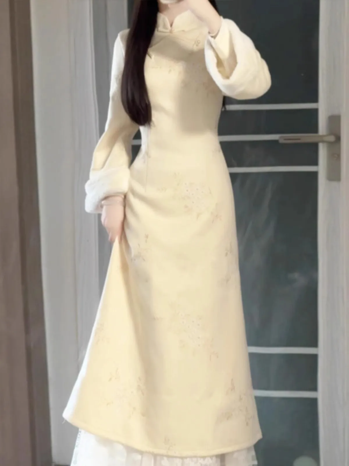 Ele Long In Cry Emb…