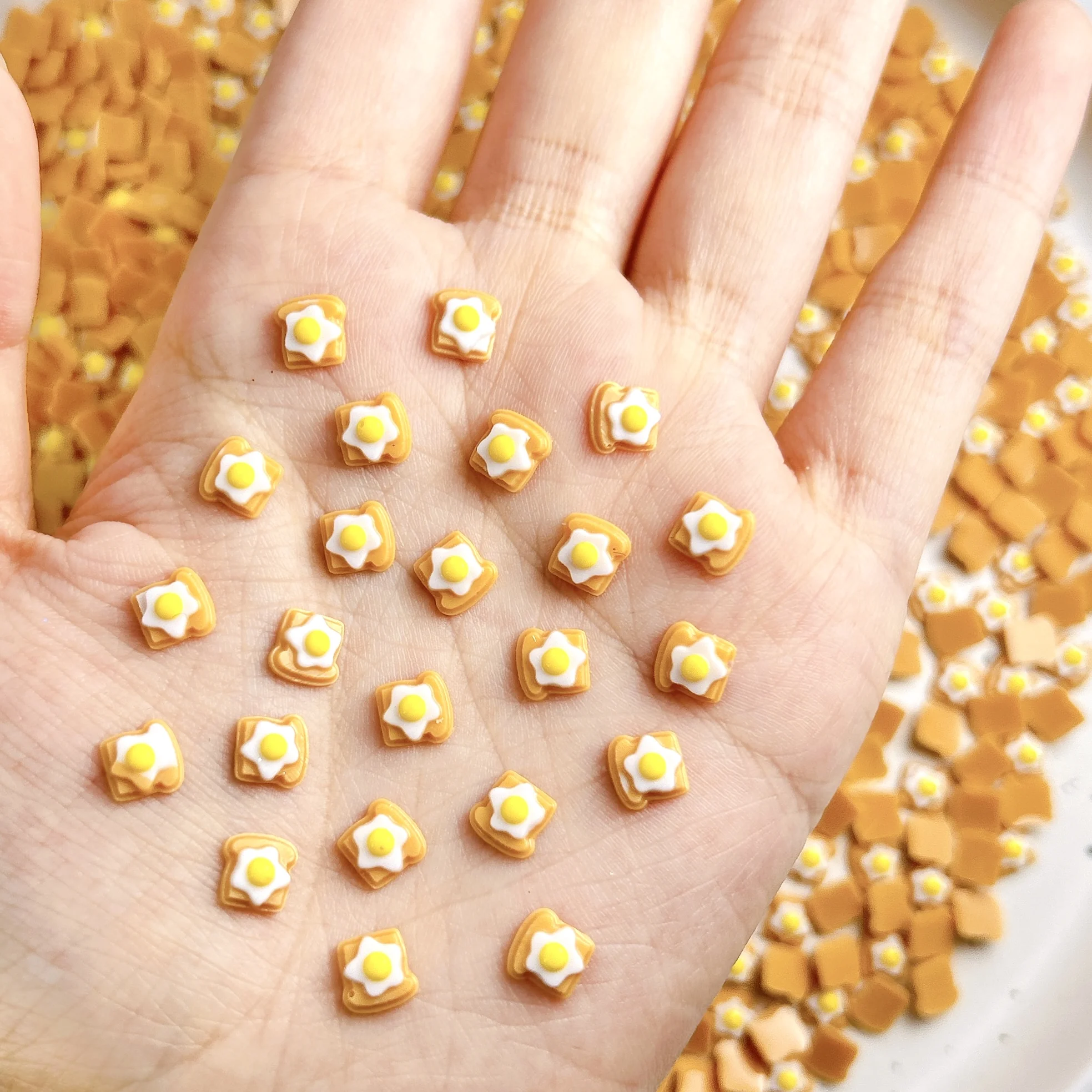 30個入り 3D 革新的で可愛いパン型レジンネイルチャーム、創造的な発光シミュレート目玉焼きトーストネイルアートデコレーション、DIYネイル用