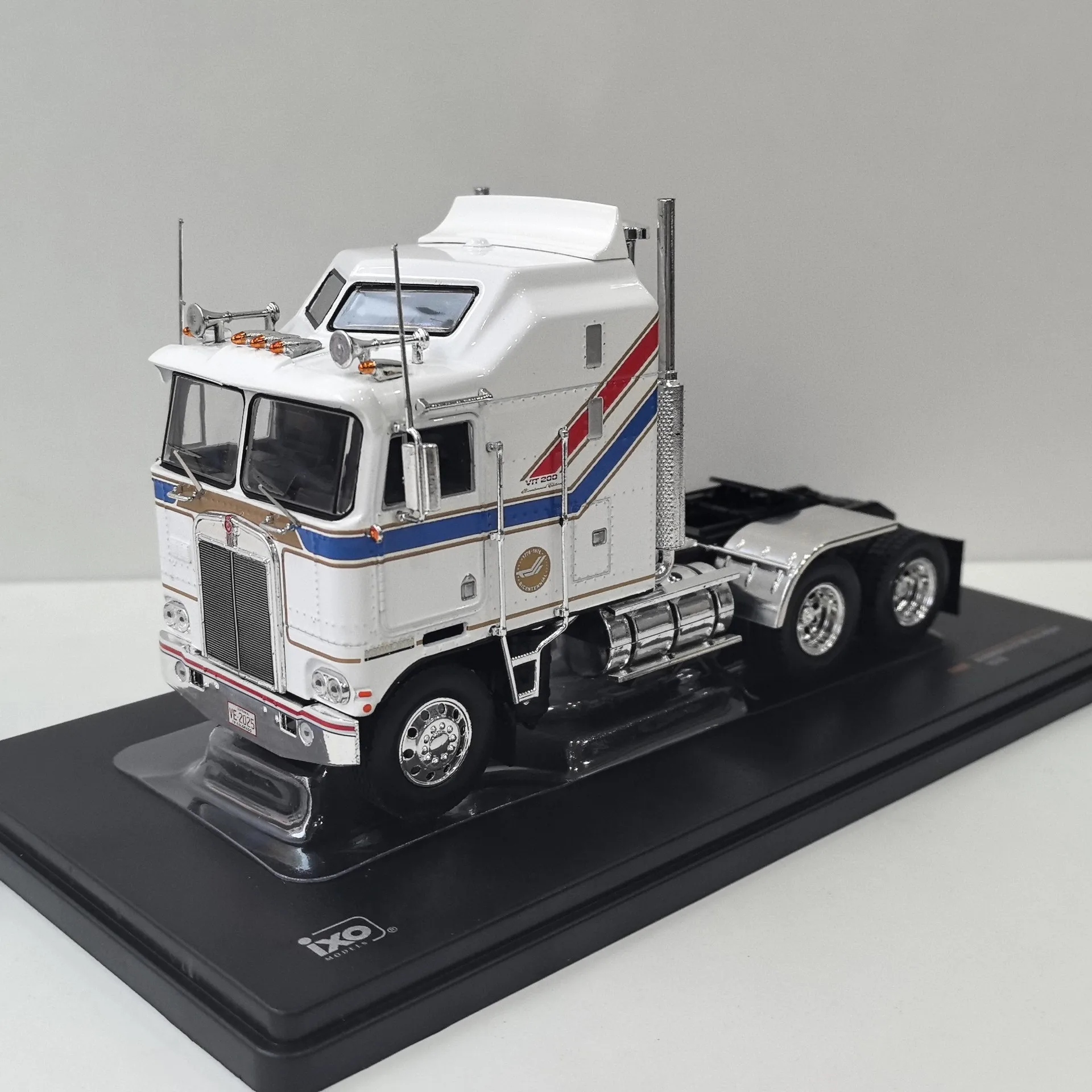 

Diecast IXO 1:43 Scale KENWORTH K100 Aerodyne 1976 Kenworth Tractor Truck Alloy Car Model Collectible Toy Gift Souvenir Display