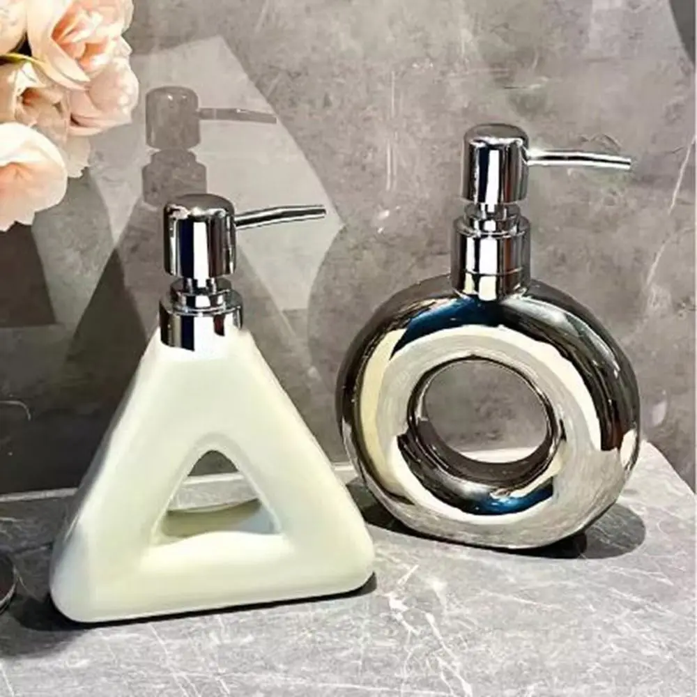 

Fashion Ceramic Emulsion Ceramic Empty Bottle 300ML Silver Shower Gel Press Bottle Refillable Round Shampoo Bottles Wedding Gift