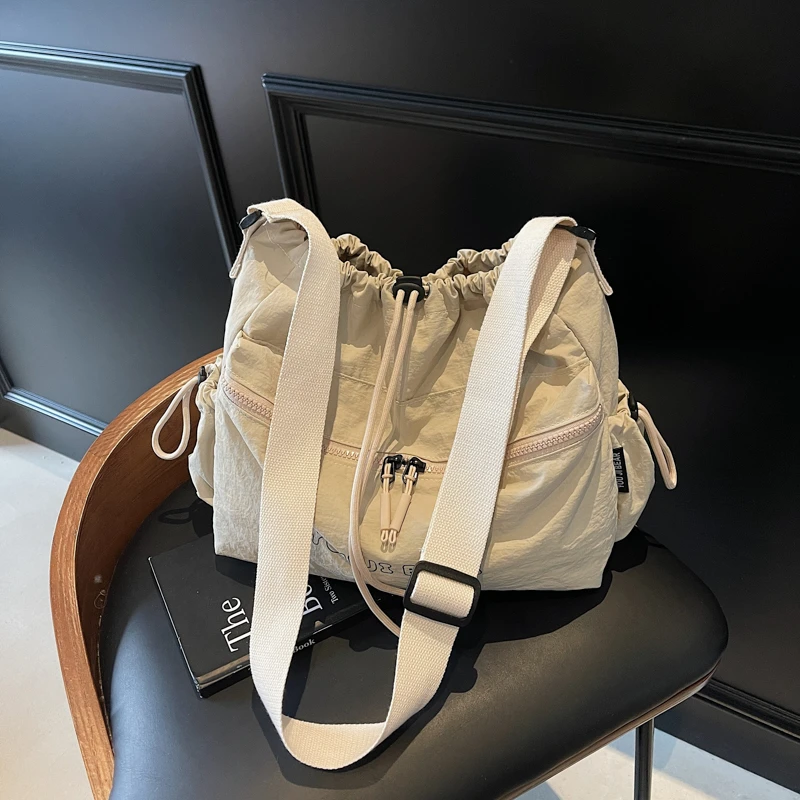 

Простые однотонные повседневные универсальные нейлоновые сумки на ремне большой вместимости, популярные модные сумки для женщин, новинка 2023 года