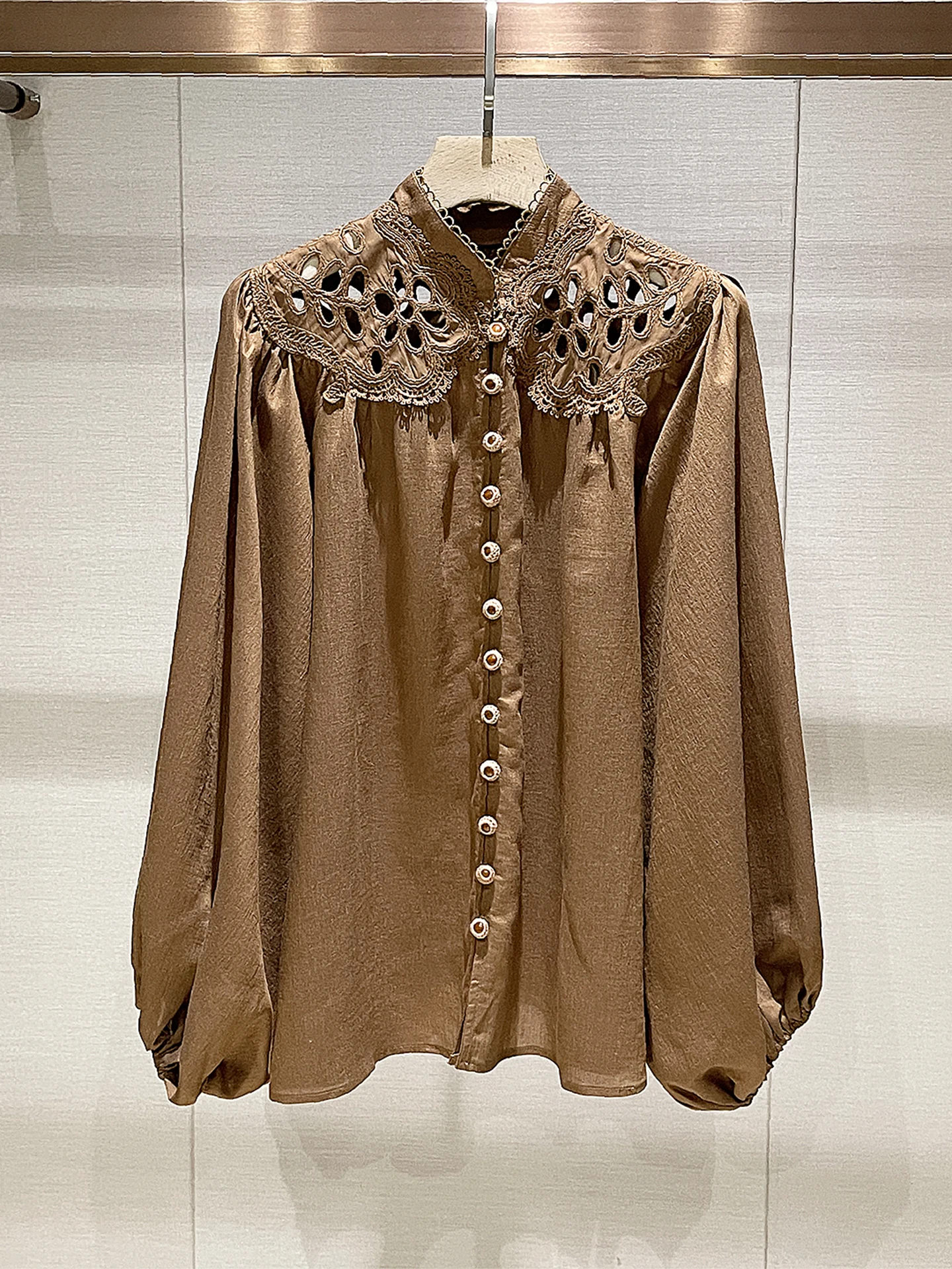 

Retro Sle Loose Women's irt Single Button Hollow out Stand Collar Brown Color Spring 2026 Court Faion Ele Top