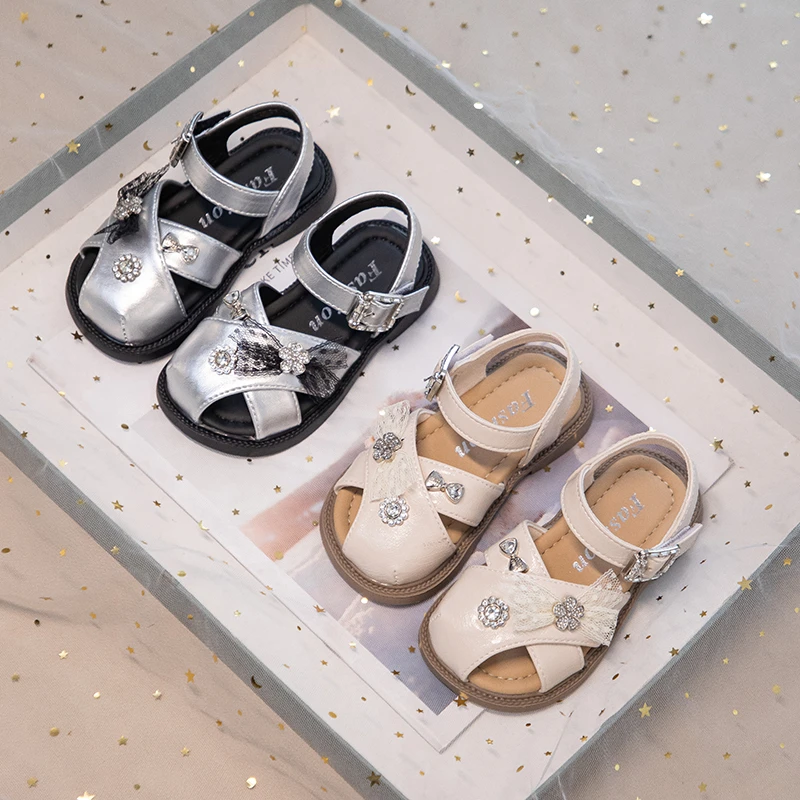 

YUYIN Girls' Leather Sandals with Shiny Flowers 2026 New Summer Children's Closed-Toe Sandals Non-Slip Fashionable Breathable
