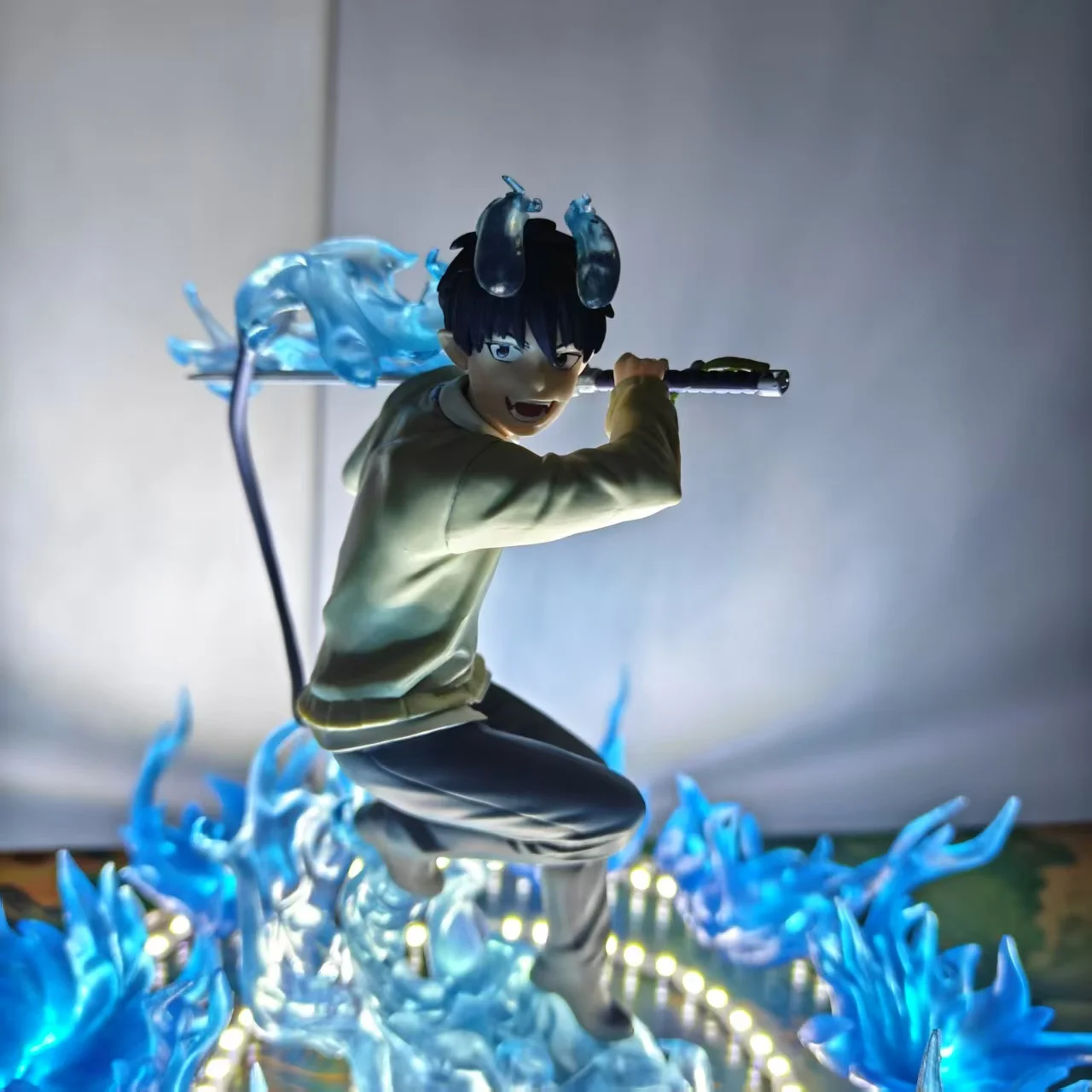 Ao geen Exorcist Anime Okumura Rin Vlammen van Satan Blauw DIY Model Beeldje Actiefiguren & Basis & Lamp Collectie Decoratie