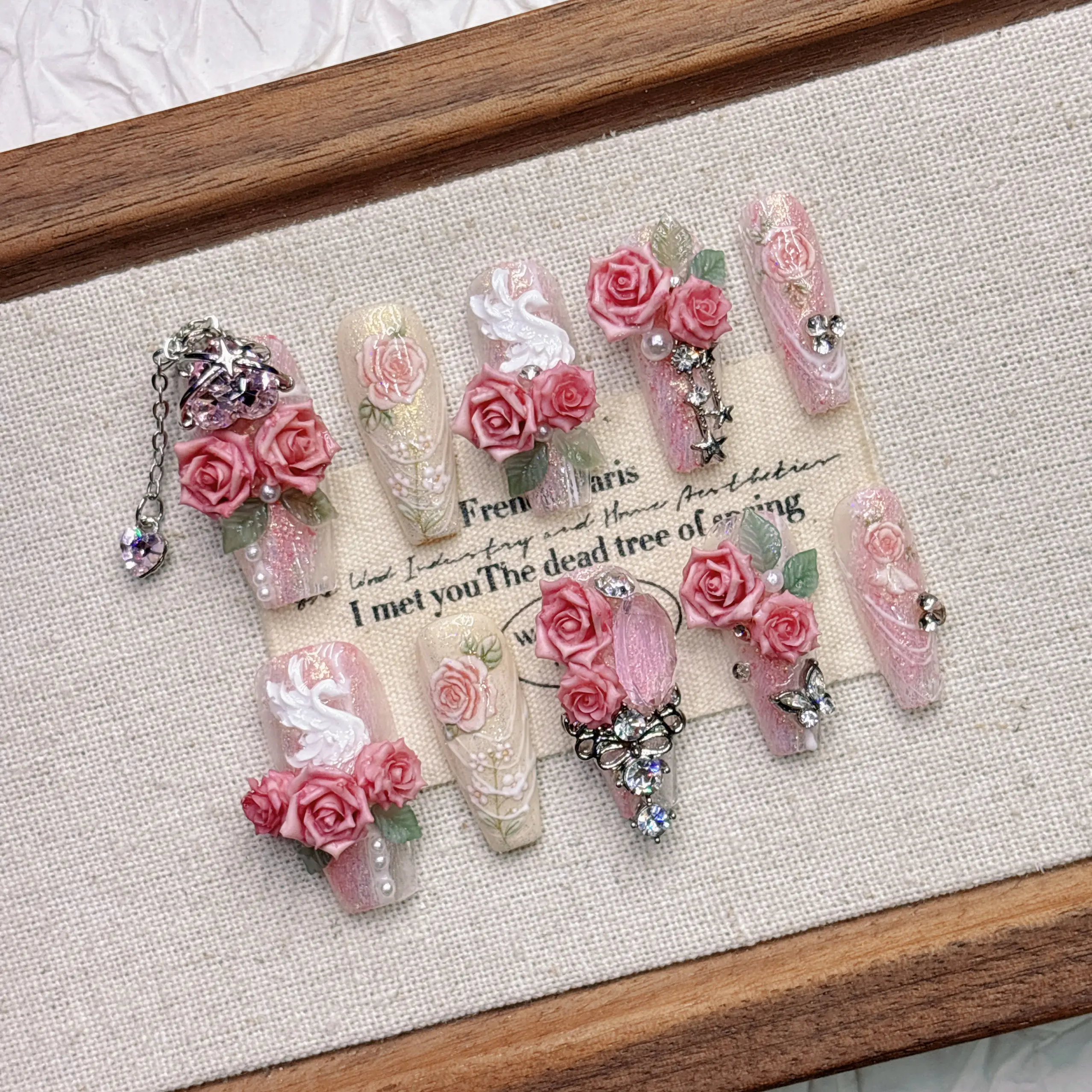 10 Stück Schwere 3D-geprägte French Garden Stiletto Press-On-Nägel, Nude Pink Schimmer Farbverlauf Künstliche Nägel mit handbemalten Rosen in Weiß – Detail 2